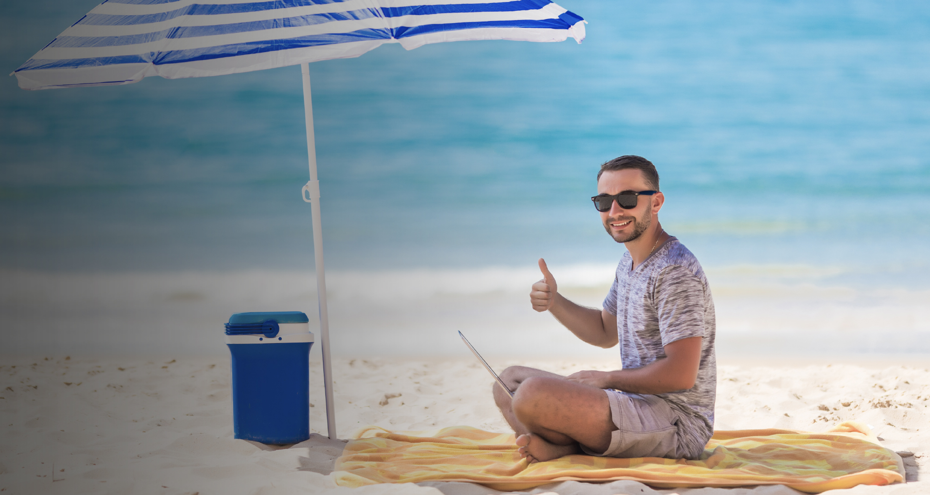 joven-trabajando-portatil-playa